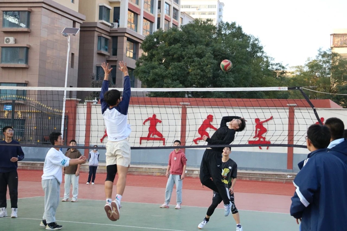 首先是